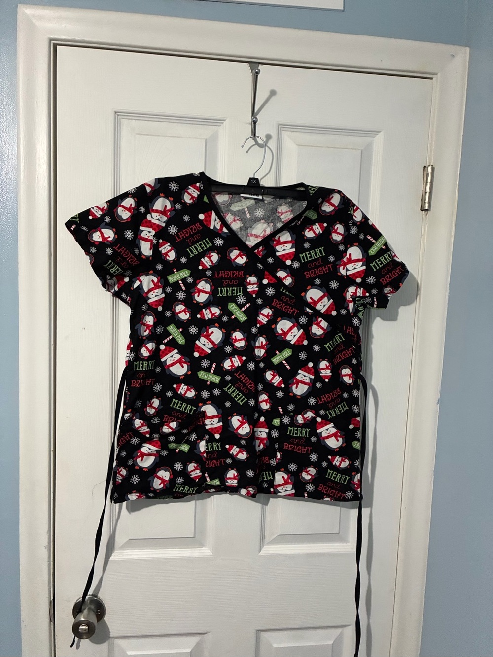 Black Holiday Print Short-Sleeve Scrub Top - Merry Motif